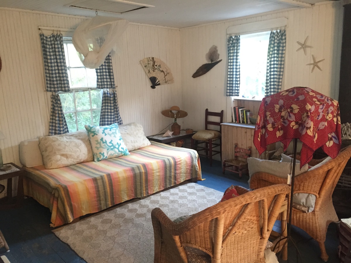 夏のリビングルーム、友達や家族のためのデイベッドを眺めましょう。