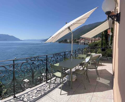 Lakefront Apartment in charming Villa with a view!