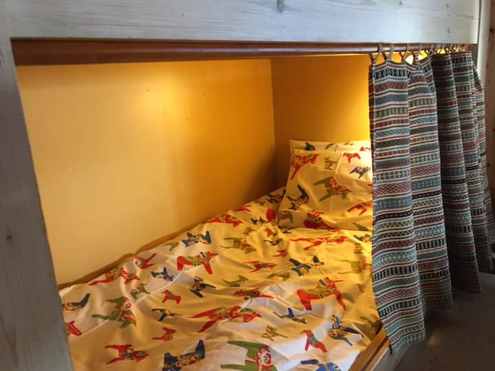 Dnevni boravak u prizemlju ove seoske kuće na dva kata