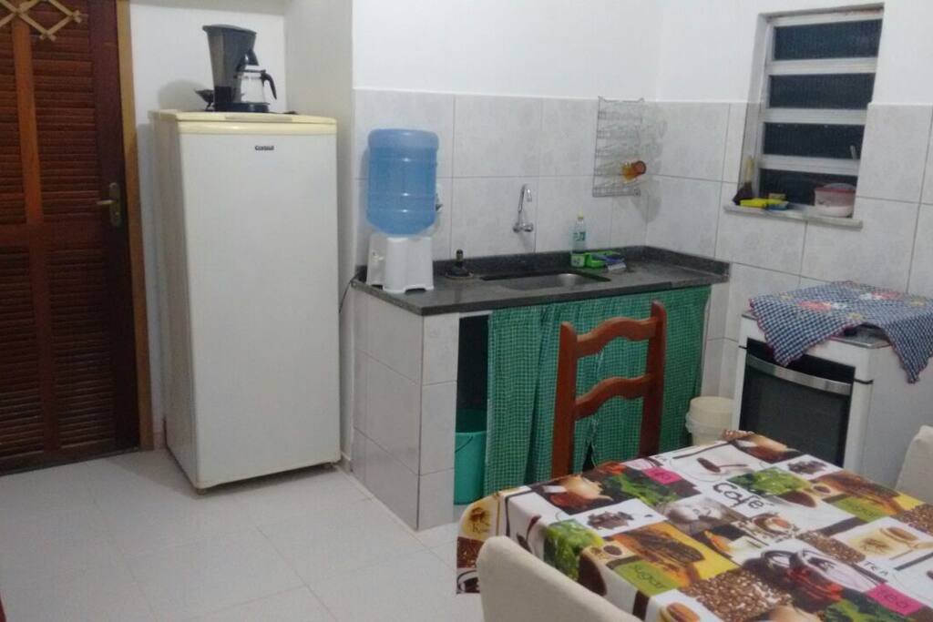 cozinha completa, com fogão, geladeira, e todos os utensílios necessários.