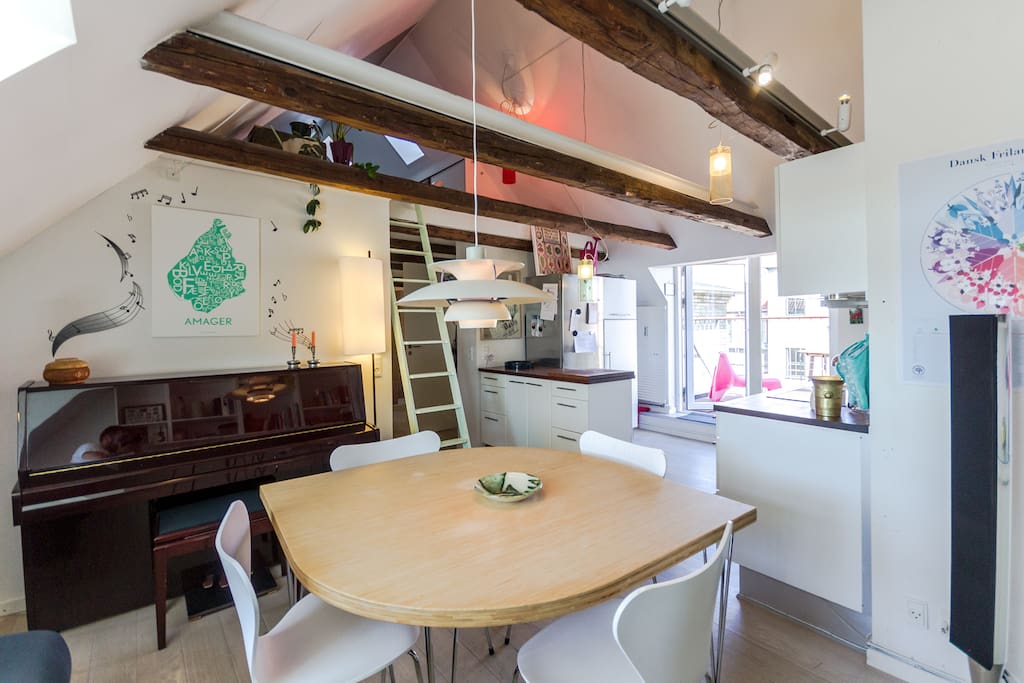Cooking, eating, playing the piano - it's all in one room, with exit to the balcony.