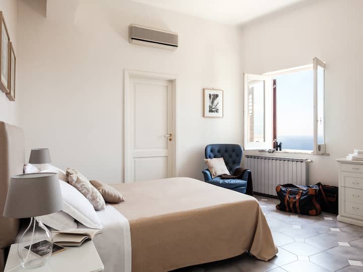 De bruidssuite met panoramisch uitzicht vanuit het raam.