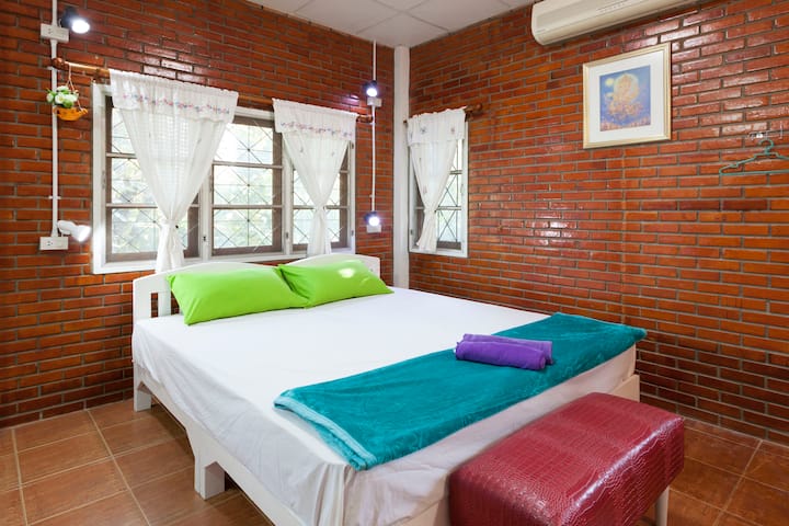 חדר משפחה - חדר שינה ראשי בקומה העליונה