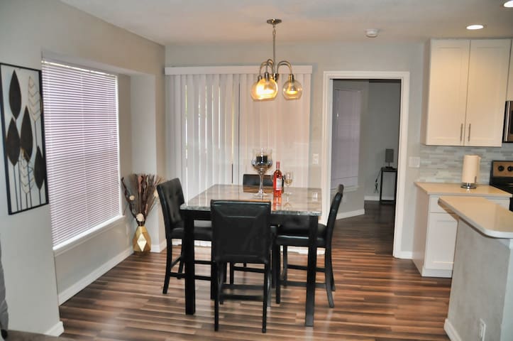 Couples Paradise Condo 2/2 mins from the parks!