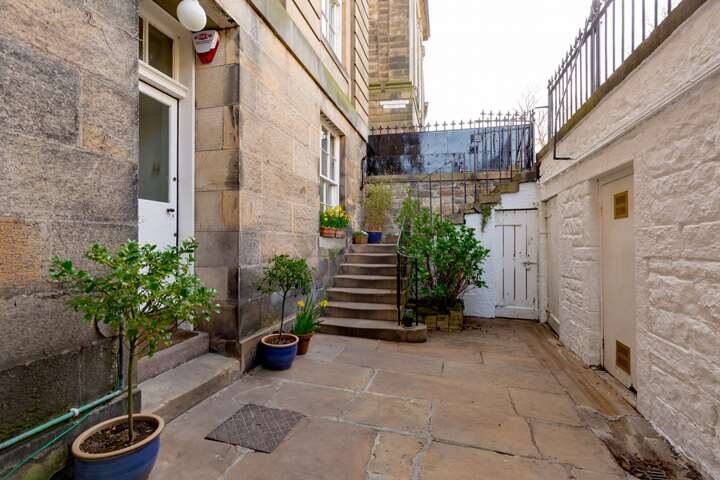 4 bed Georgian town house with lovely garden gallery image 2