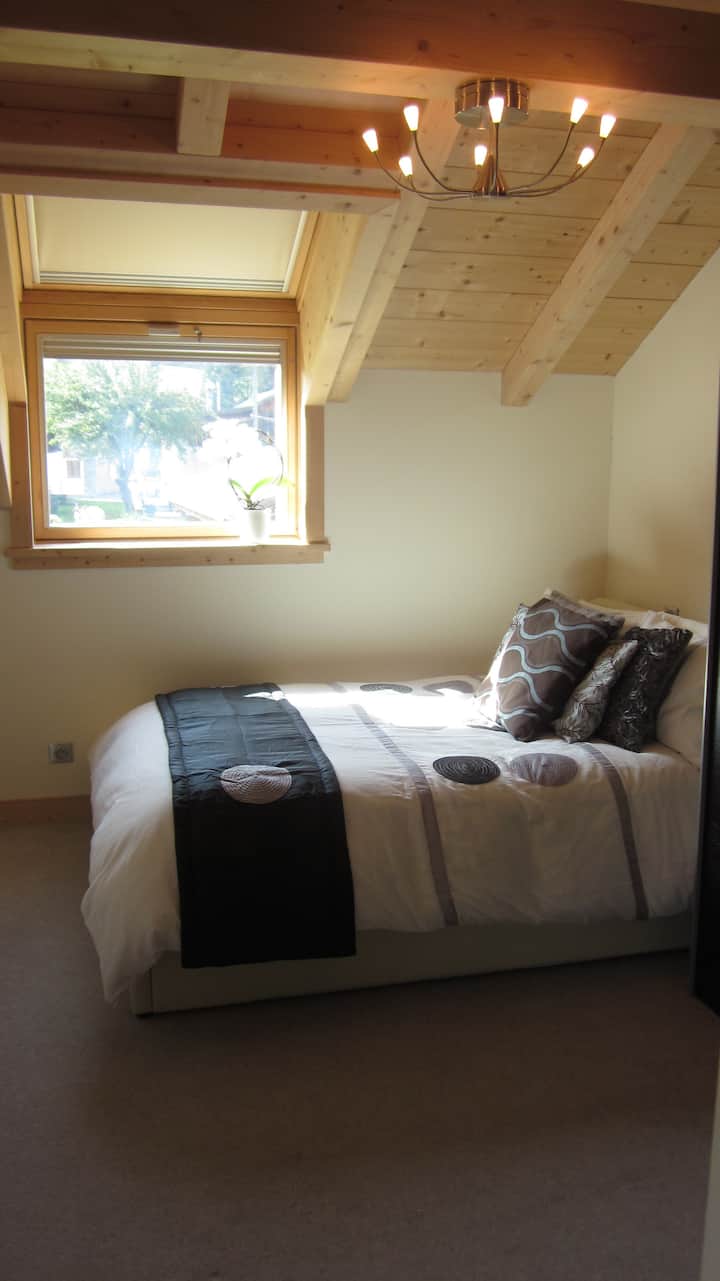 Spálňa 3 s dvojlôžkovou skriňou.