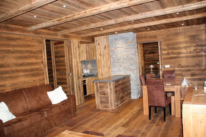 Sehemu kubwa ya kukaa inayotazama Milima ya Aravis na kanisa