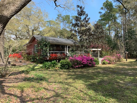 Top Airbnb: Cottage in the Oaks in Summerville