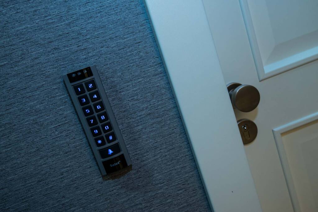 Dostęp do apartamentu za pomocą kart magnetycznych lub kodu