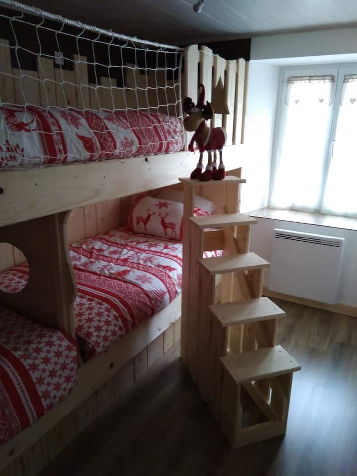 Habitación para niños con cama en una cabaña