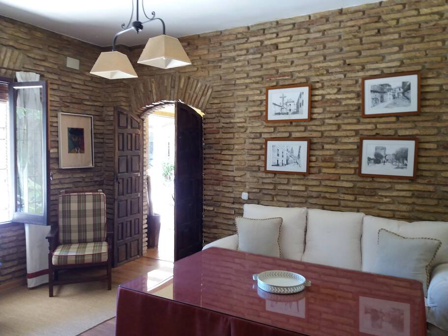 salon con tv y aire acondicionado