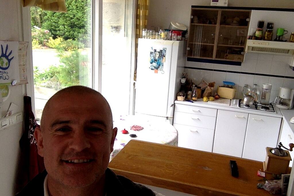 moi devant la cuisine
