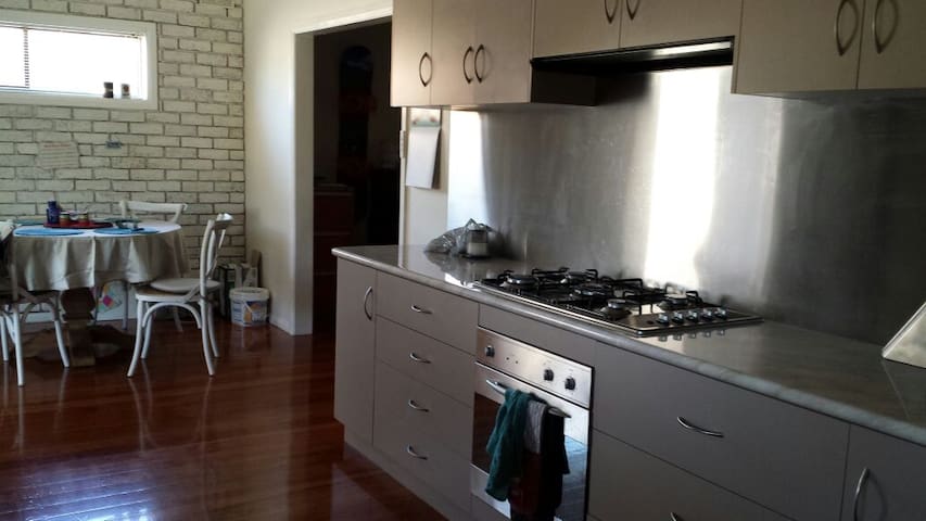 Comfortable 3 bedroom house. 2 rooms check with me