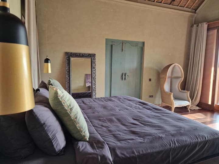 Master Bedroom II.

With Luxurious Egyptian Cotton Bed Linen.