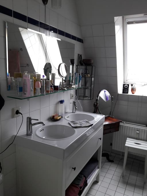 Badezimmer mit Badewanne und integrierter Dusche