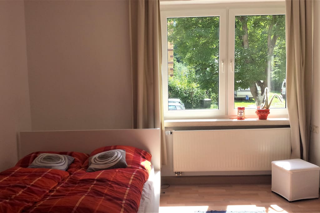 Im Schlafzimmer befinden sich ein Doppelbett, ein Kleiderschrank und eine zusätzliche Kleiderstange.