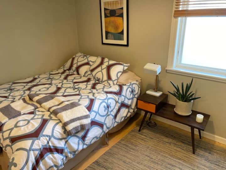 سرير كوين مريح في استوديو/غرفة نوم رئيسية. 