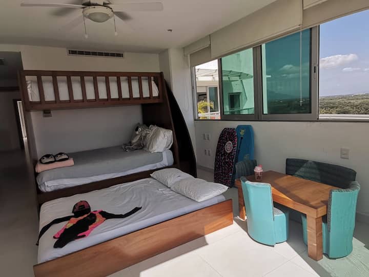 חדר 3 עם מיטות קומתיים (2 מיטות זוגיות ויחיד אחד למעלה)