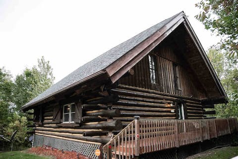 Log Cabin, 15 acres, private nature lake, hot tub