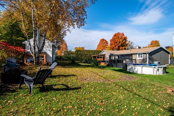 Superbe maison, terrain intime, spa et billard! gallery image 2