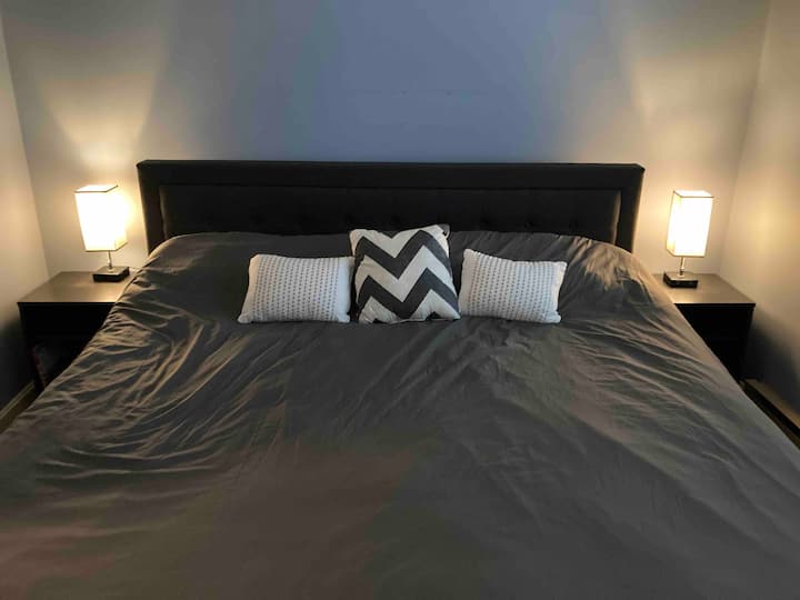 מיטת קינג סייז בחדר השינה הראשי