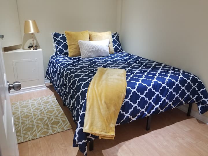 חדר שינה ראשי עם מיטת קווין סייז