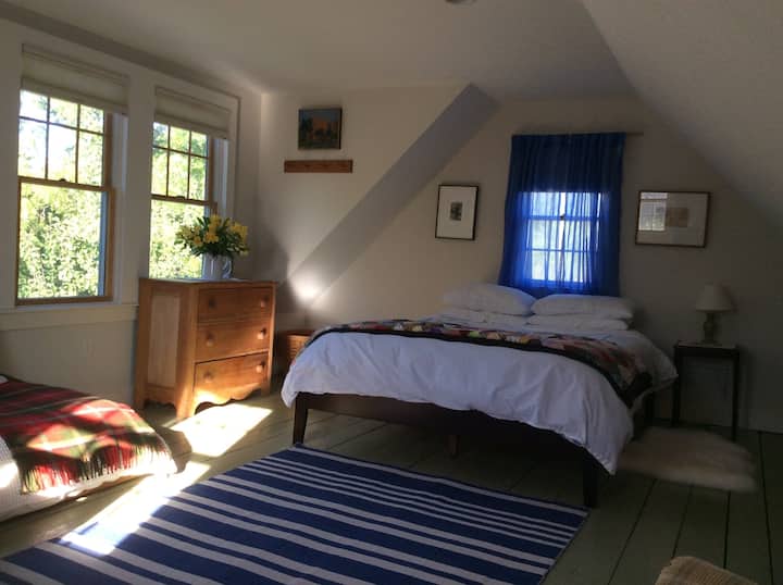 楼上卧室光线充足。 