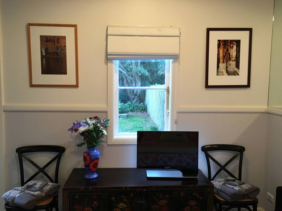 Lovely deco and TV with internet.