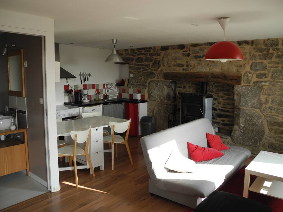 Espace salon- cuisine avec vue mer