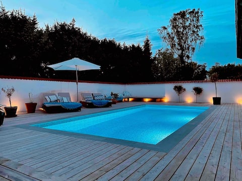 Spacious - excellently situated Hovås pool villa