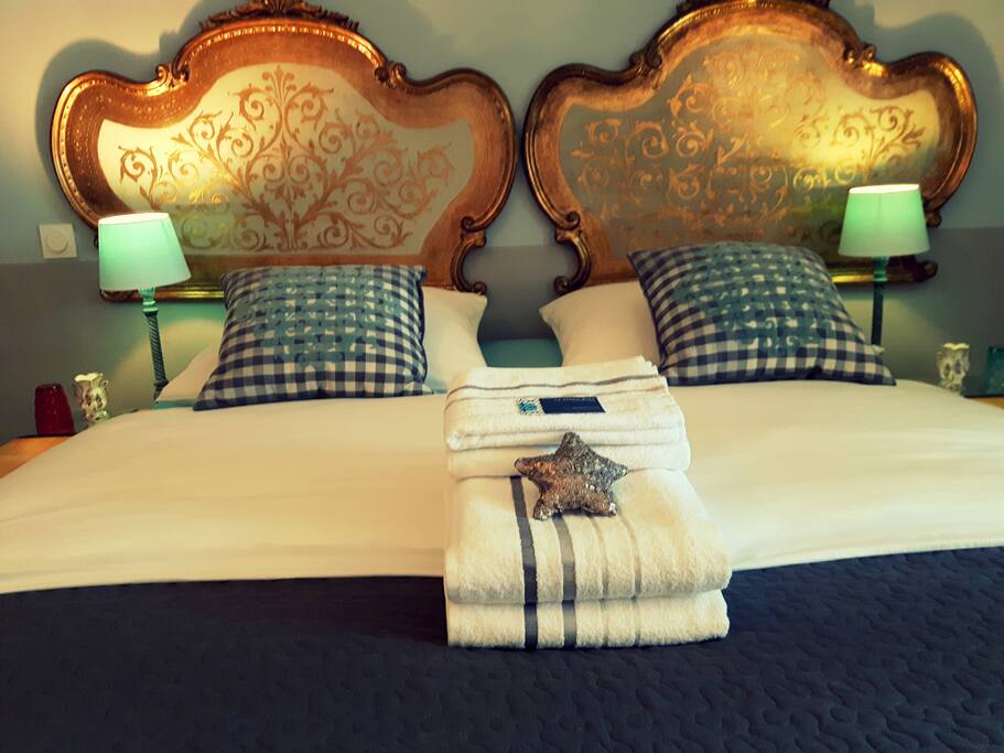 Une chambre au charme poétique. Lit en 160, matelas orthopédique.