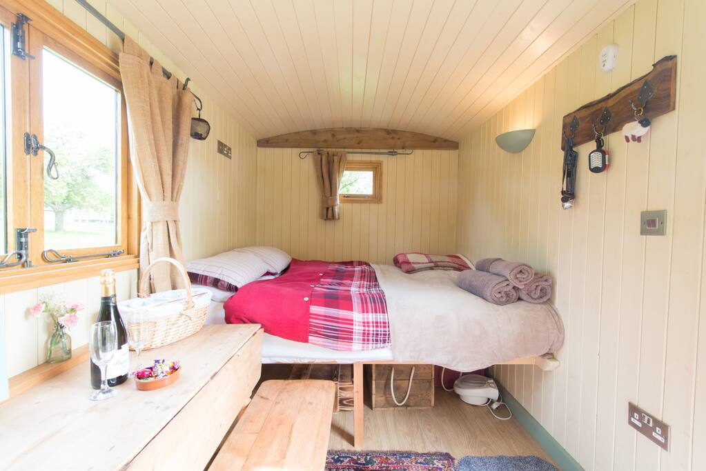 Bed and dining area in Pippin