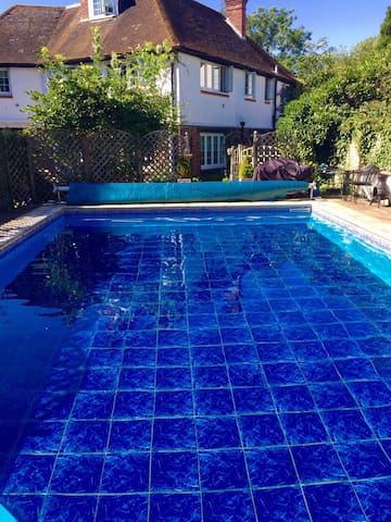 Exceptional accommodation minutes from Gatwick