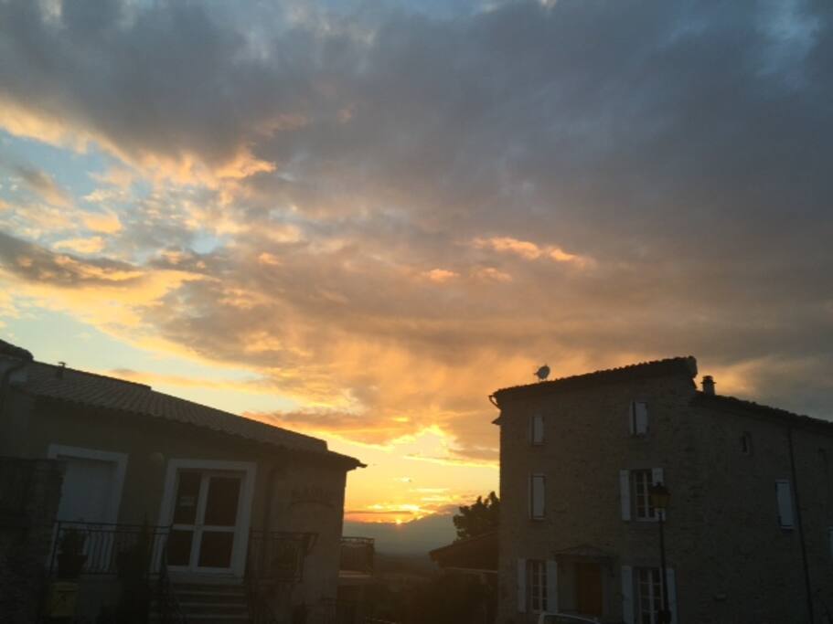 Coucher de soleil au sein du village, à admirer également sur la terrasse