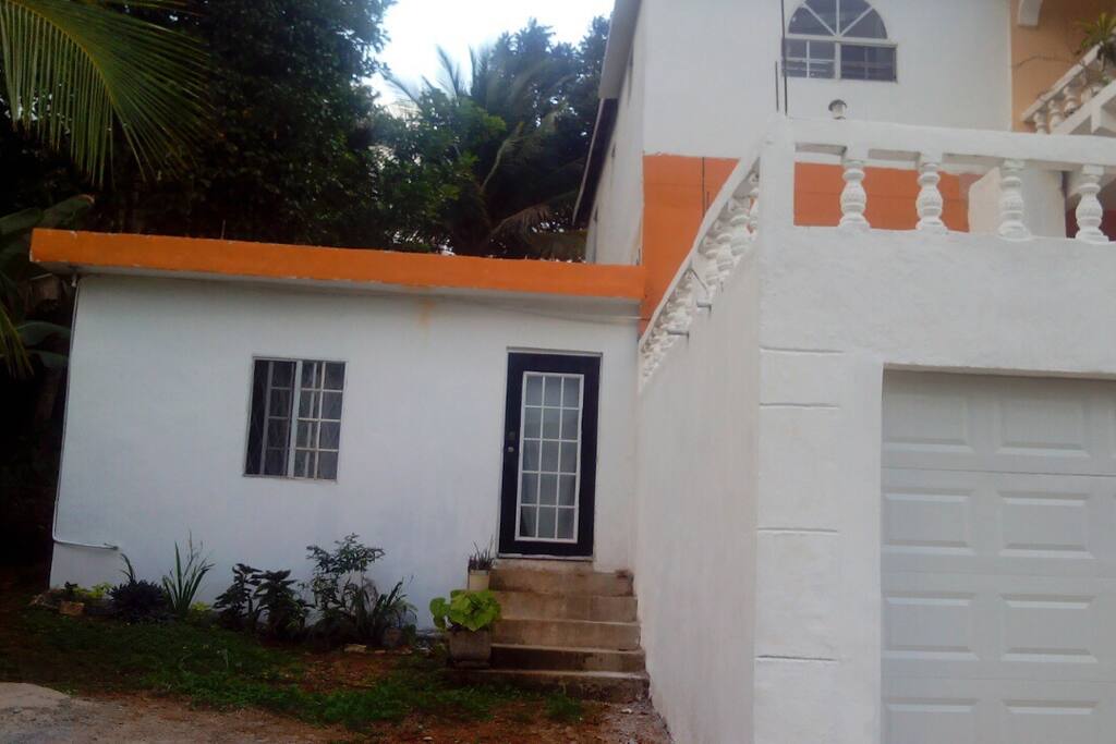 If you prefer you can have your own private flat with private bathroom or kitchen in the guest house