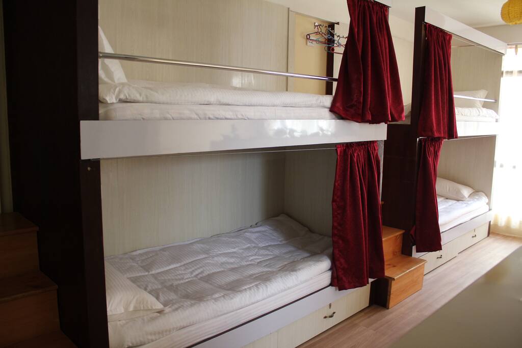 Individual reading lamps & charging points in bed