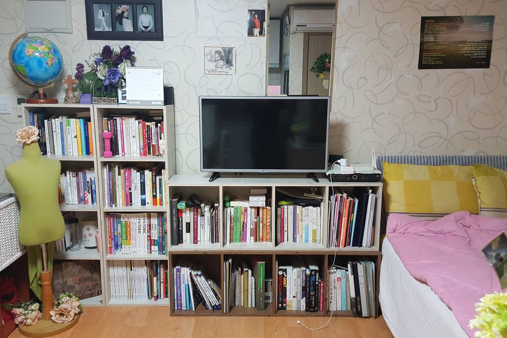 35인치 평면 TV 올레서비스이용, 각종 책들 무료로 읽을 수 있어요