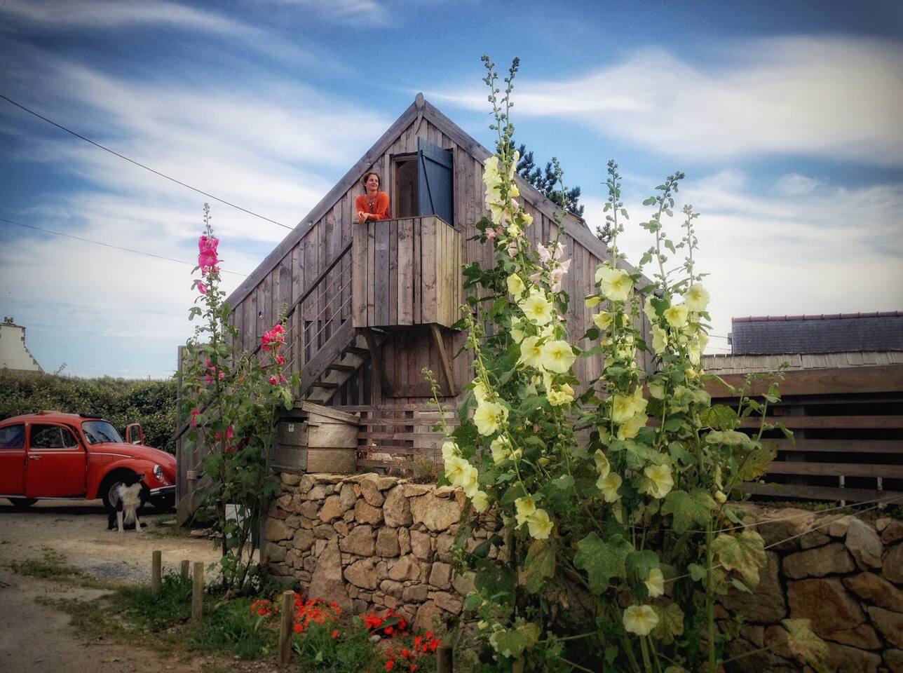 Vue de l'entrée sur le site en été de la chambre d'hôtes indépendante.