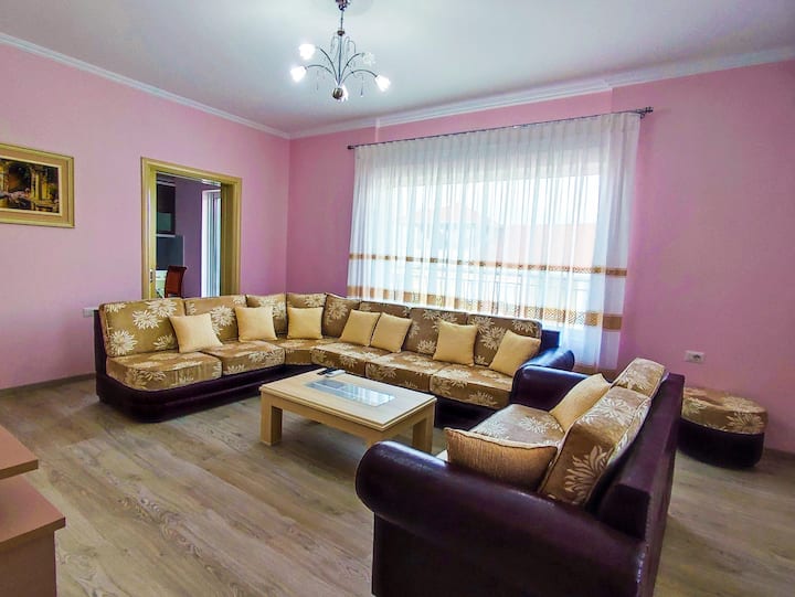 Cheerful 2 bedroom villa with free parking.