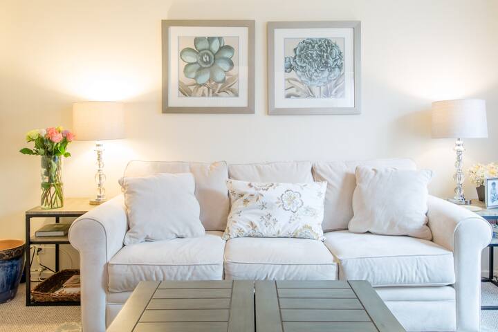 COZY 1 BR~ BLOCK to Beach & LAX is 5miles away!