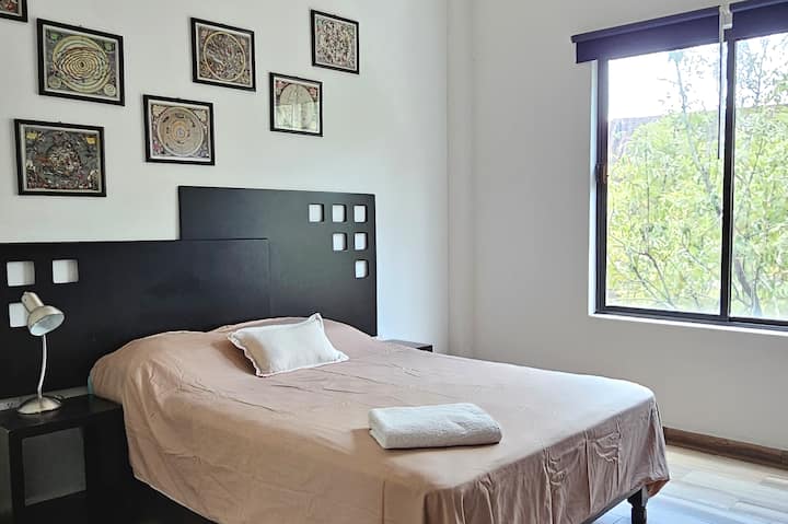 ห้องพักที่อบอุ่นและเป็นส่วนตัวที่ผ่านแสงธรรมชาติทำให้เกิดความกลมกลืนอย่างมาก  