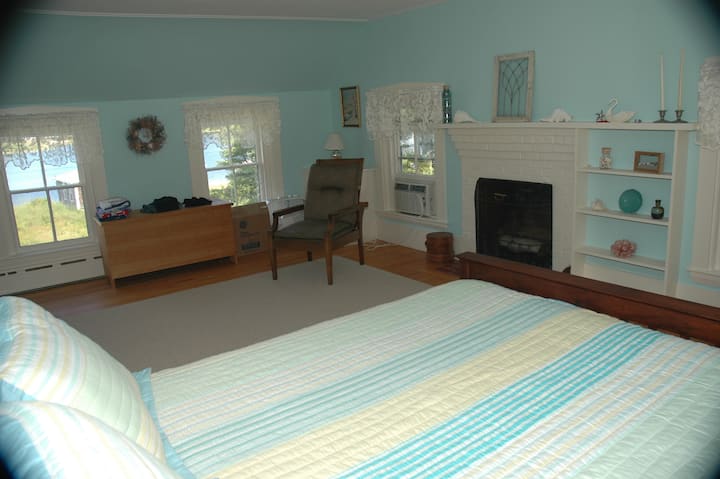 Chambre principale avec vue sur l'eau