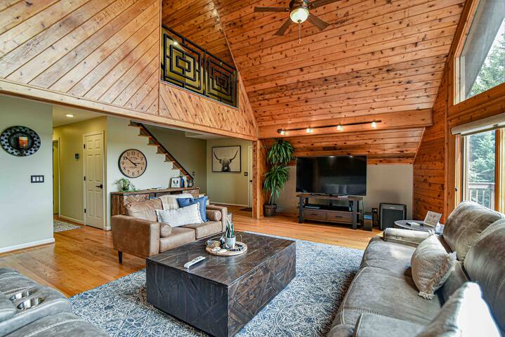 Chalet with Hot tub, Sauna, & Firepit gallery image 4