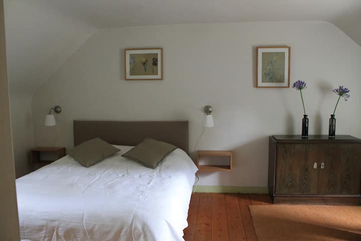 Საძინებელი 1  ფანჯრით წინა და უკანა ეზოთი.