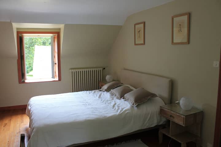 Საძინებელი 2 დიდი ზომის და საბავშვო საწოლით