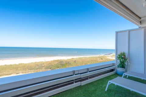 Luxurious apartment with direct sea view