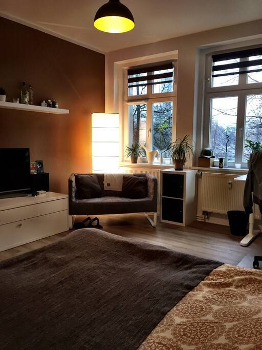 Gemütliches Sofa und Blick vom Bett