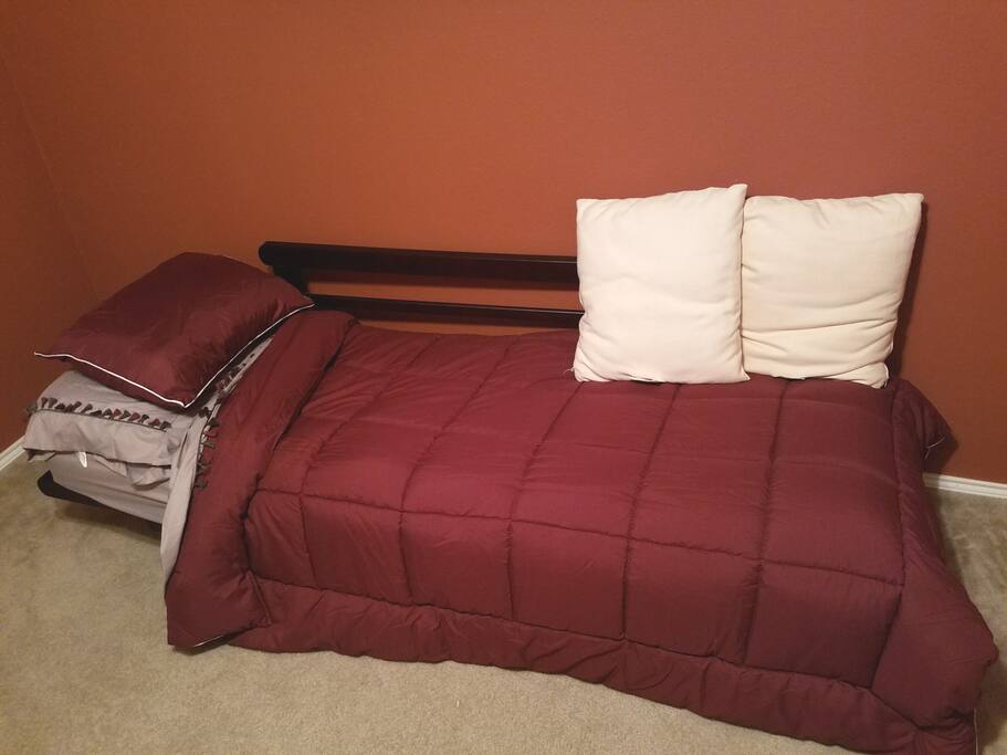 Twin bed in the second bedroom