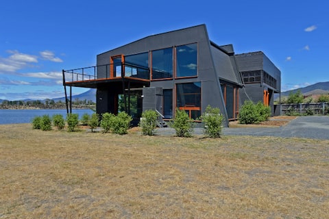 AMAZING 5-STAR WATERFRONT RETREAT ON THE RIVERWALK