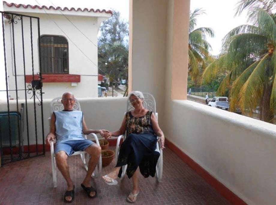 Nosotros somos Zeny y Luis, sus anfitriones. Los estamos esperando.